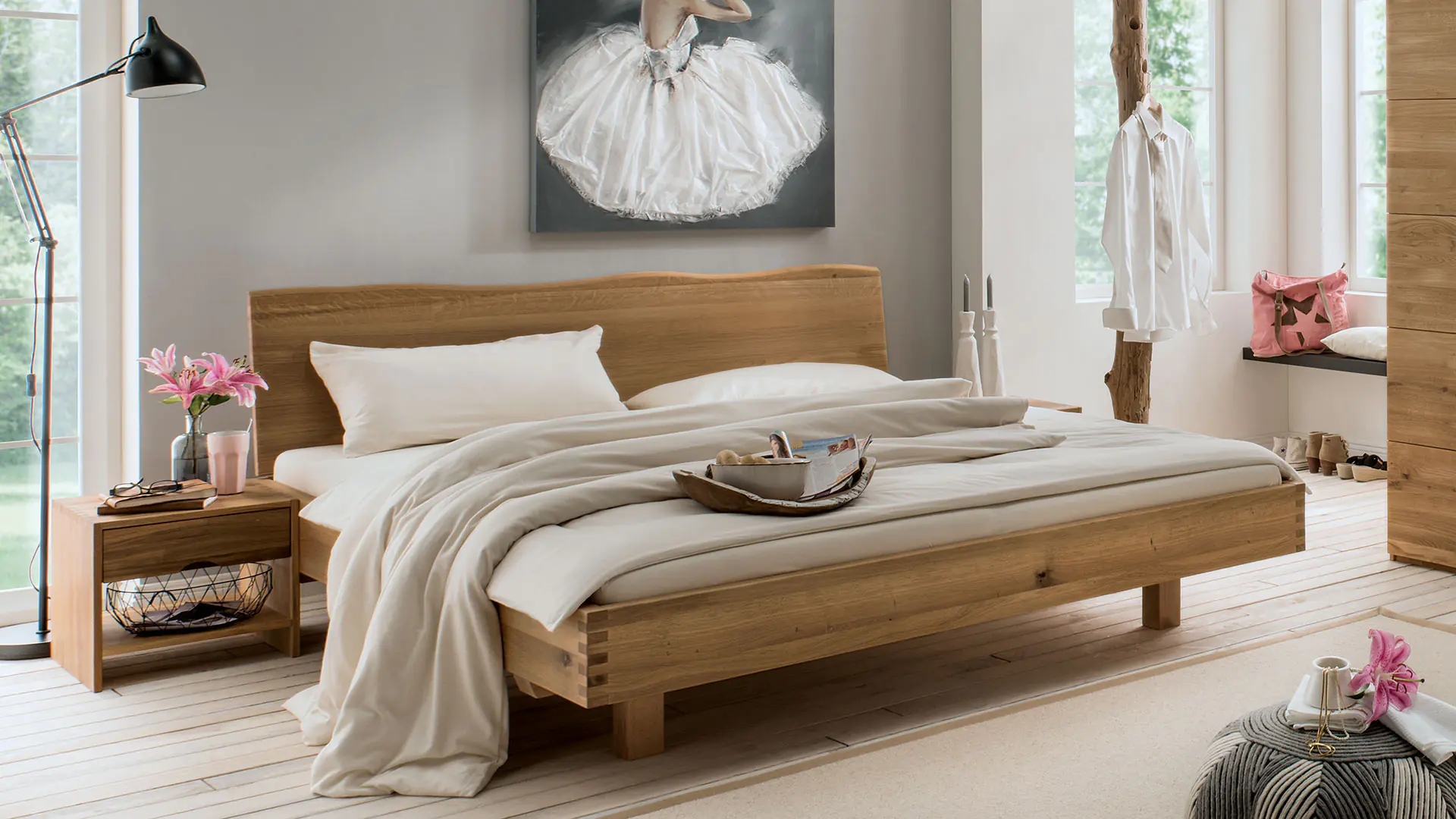 Massief houten bed in wilde eik met boomrand hoofdeinde